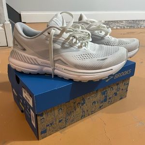 EUC Brooks Adrenaline GTS 23 Size 8 wide